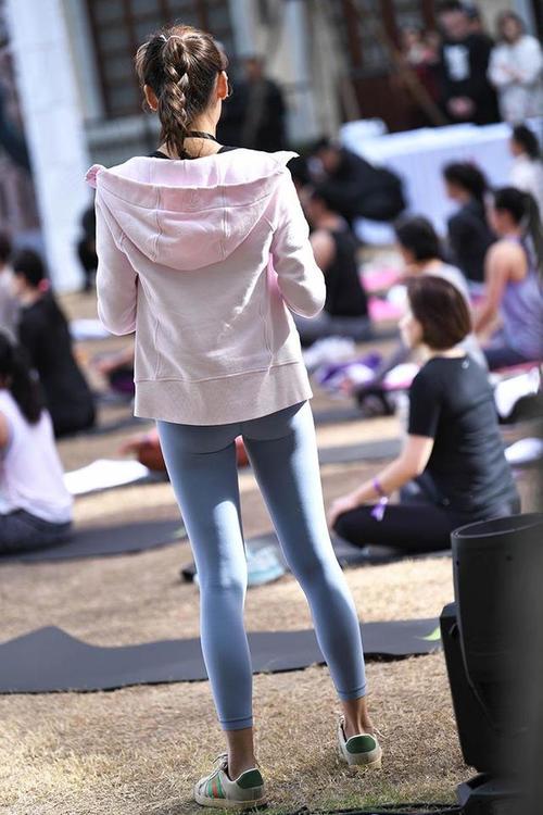 图片[2]-在广场看热闹的瑜伽裤女人-巴卡街拍