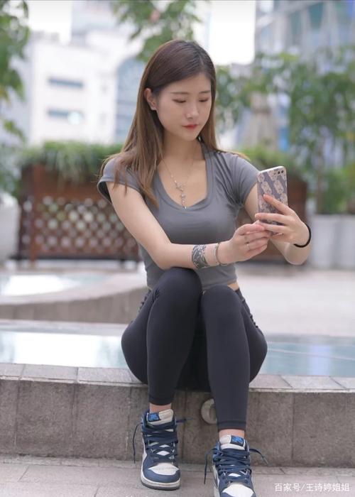 有小虎牙非常甜美的瑜伽裤女孩-巴卡街拍