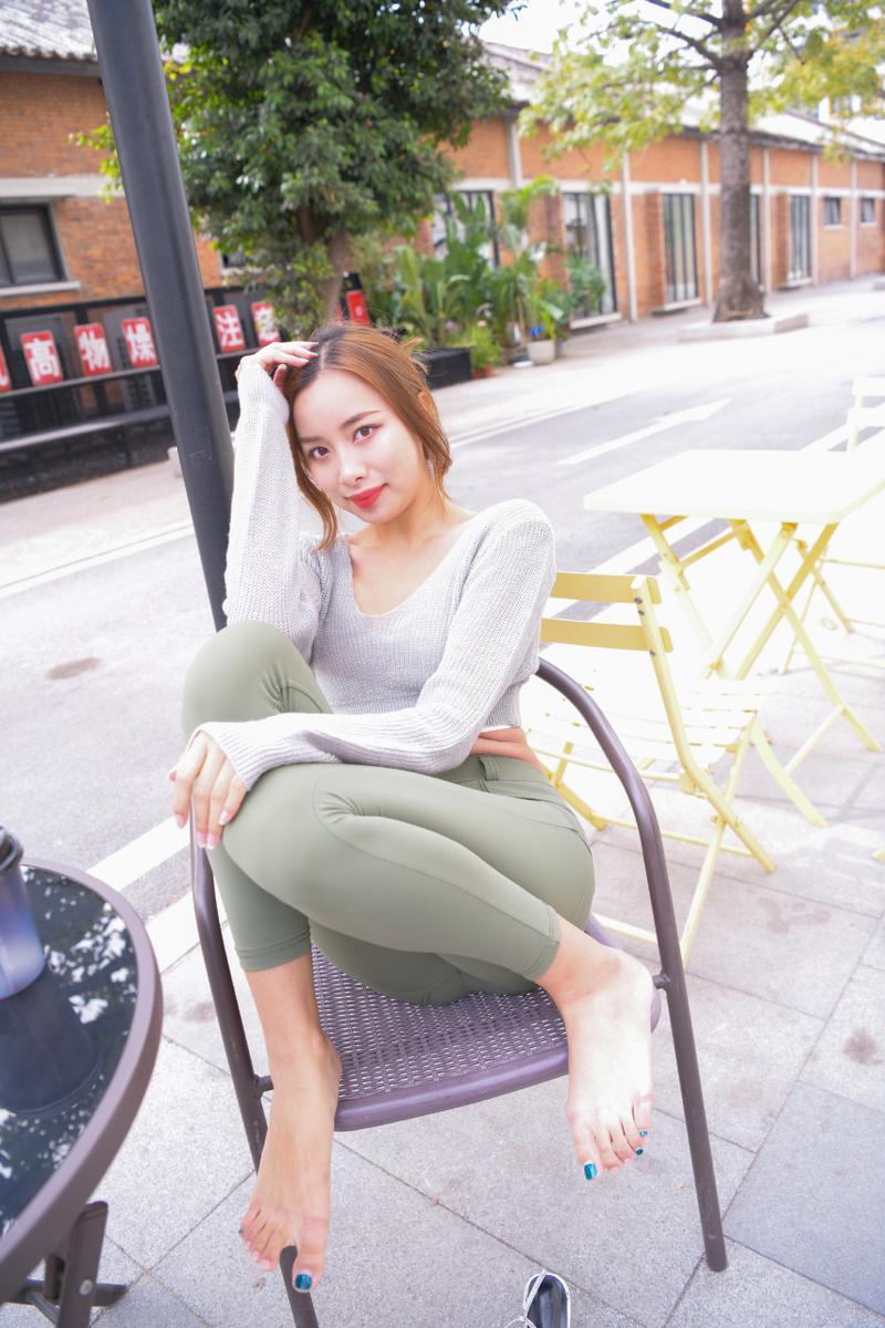 图片[3]-非常可爱的瑜伽裤女孩坐在凳子上 J1520 998P1V-26.5GB-巴卡街拍