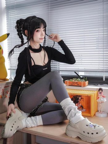 图片[9]-牛仔热裤+灰丝姑娘玩自拍-巴卡街拍
