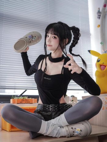 图片[10]-牛仔热裤+灰丝姑娘玩自拍-巴卡街拍