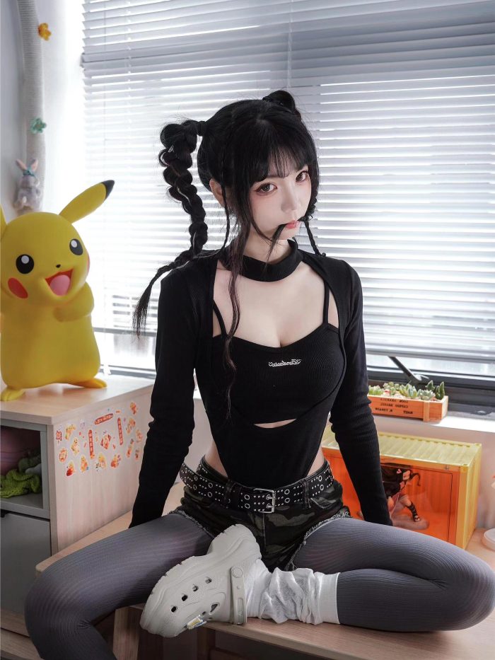 牛仔热裤+灰丝姑娘玩自拍-巴卡街拍