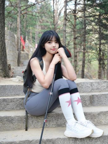 图片[1]-爱爬山的瑜伽裤MM，太甜美了！~-巴卡街拍