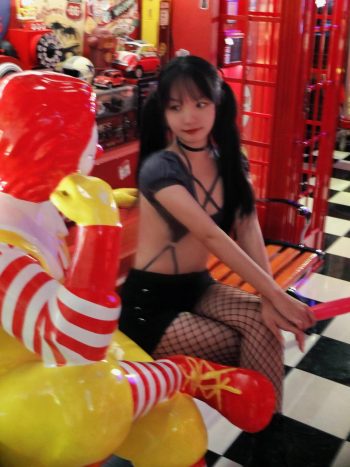 图片[3]-网格丝袜的清纯双马尾小姑娘-巴卡街拍