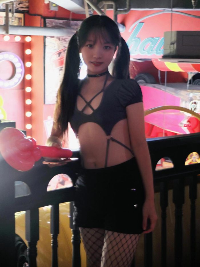 网格丝袜的清纯双马尾小姑娘-巴卡街拍