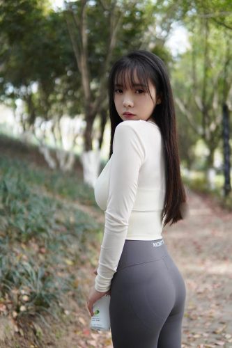图片[9]-穿瑜伽裤爬山的长发少女-巴卡街拍