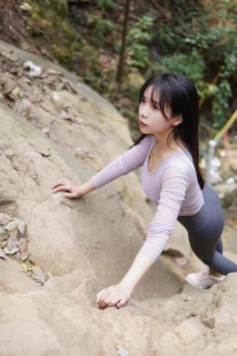 图片[8]-穿瑜伽裤爬山的长发少女-巴卡街拍
