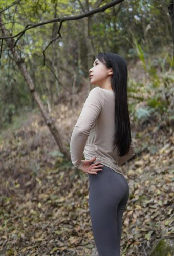 图片[5]-穿瑜伽裤爬山的长发少女-巴卡街拍