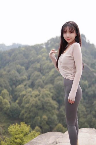 图片[3]-穿瑜伽裤爬山的长发少女-巴卡街拍