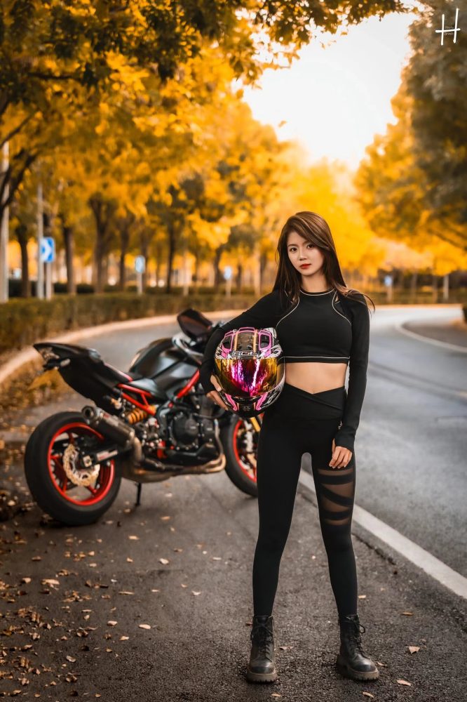 骑摩托车的瑜伽裤美女身材太好了！-巴卡街拍